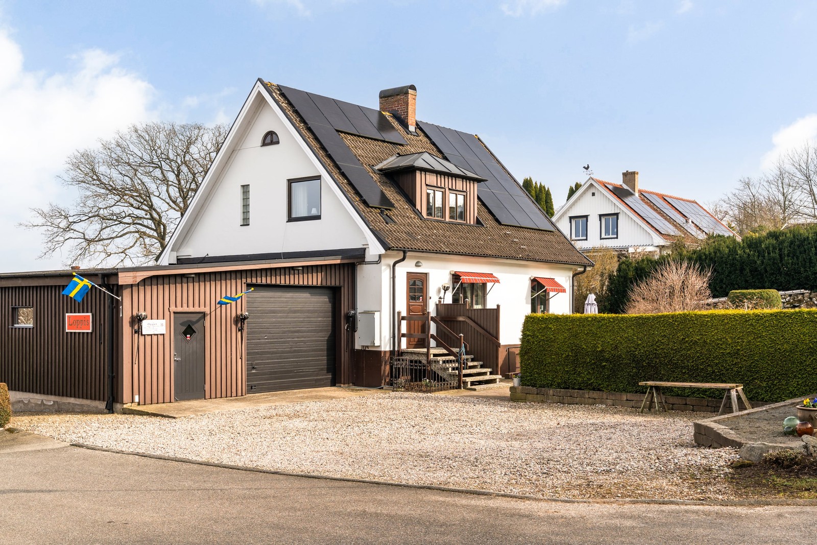 Stor uppfart och rymligt garage
