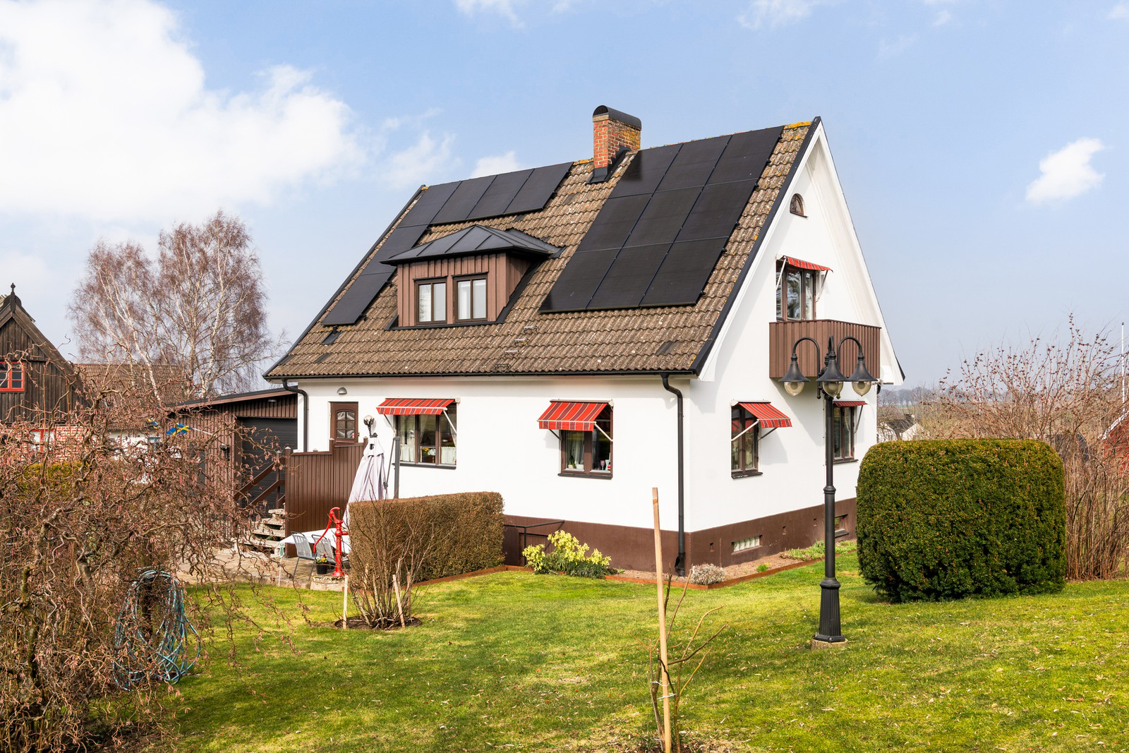 Gediget hus med solceller, bergvärme och fria vyer