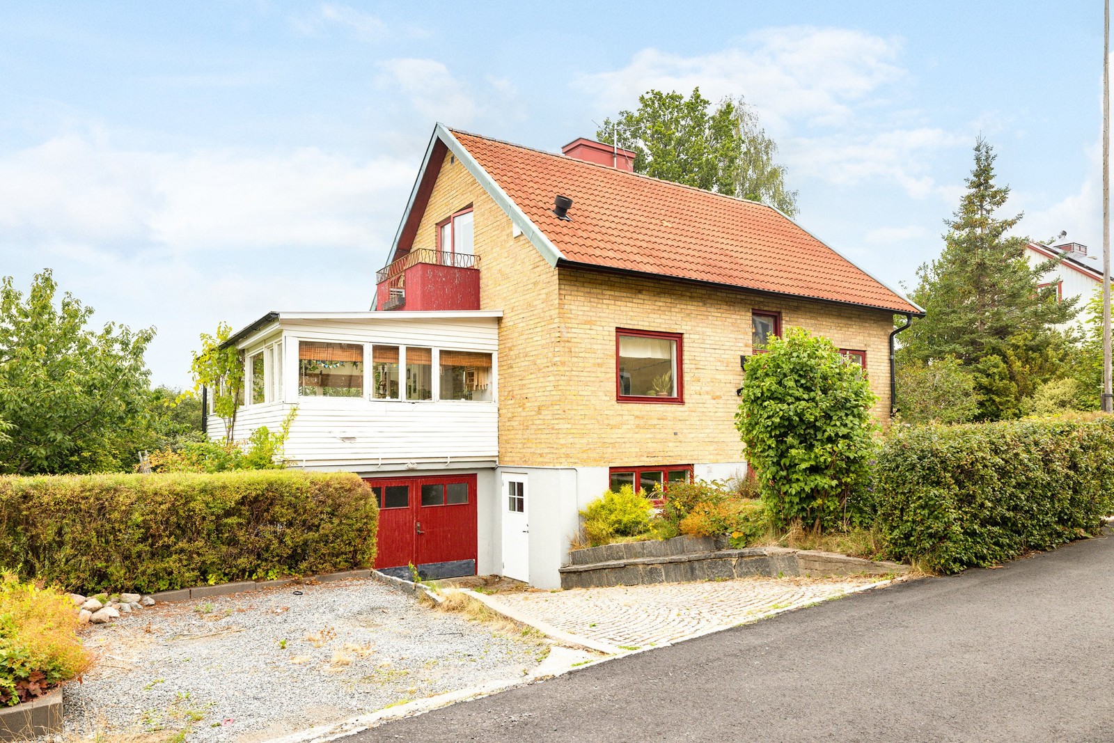 Trivsamt och naturnära hem i attraktivt och barnvänligt kvarter.