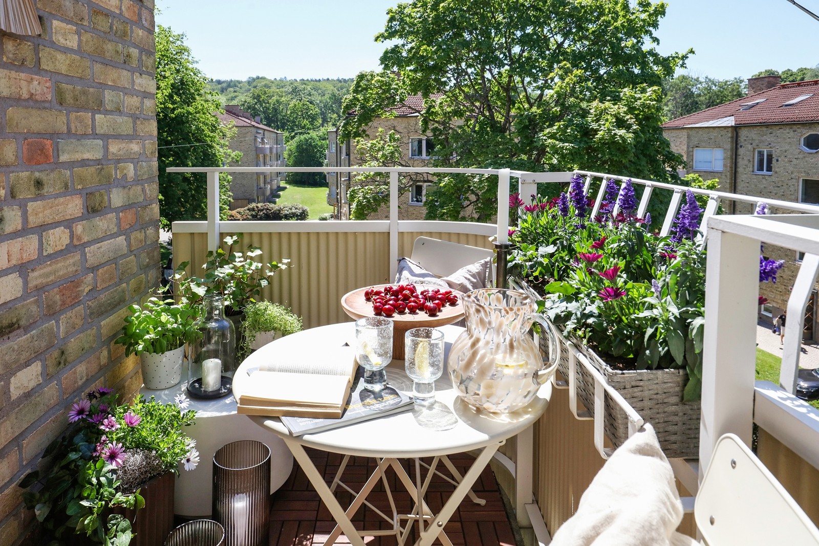 Med ett soligt sydvästläge så bjuder denna balkong på många soltimmar