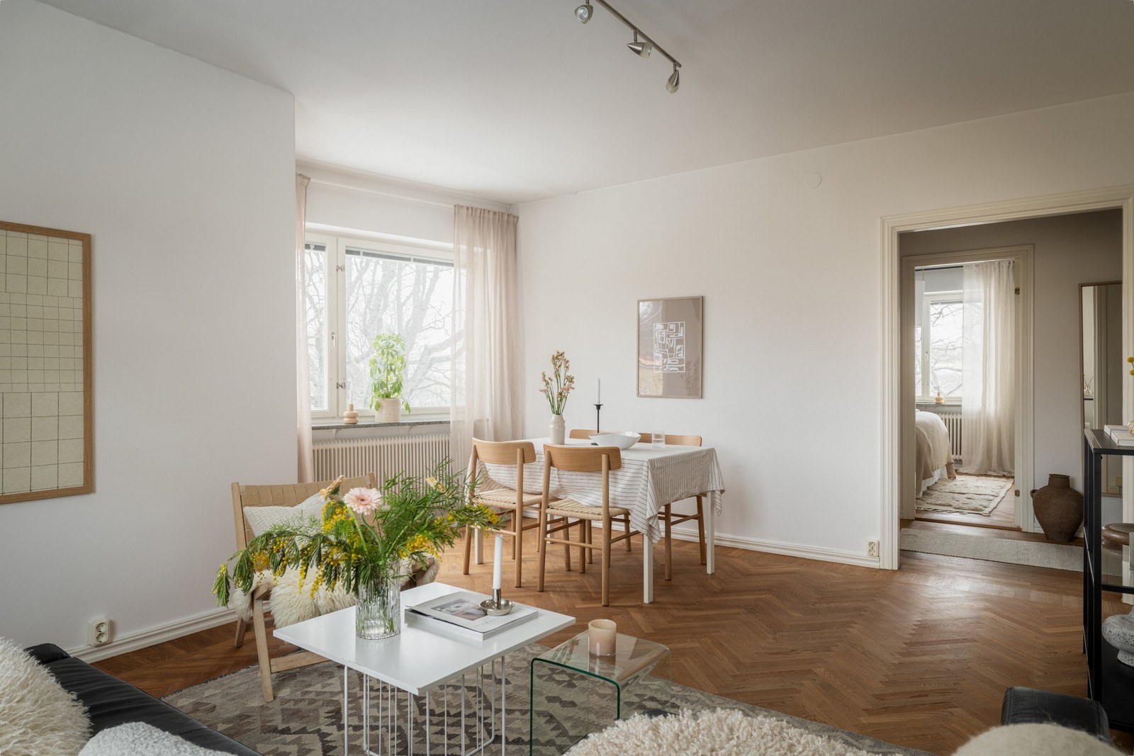 Vardagsrummet är väl tilltaget och har gott om ljus