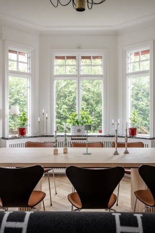 På en av stadens mest eftertraktade adresser återfinns denna enastående fastighet från 1914