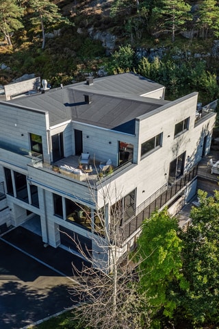 Stor villa med enastående rymd och sober designlinje, på högt läge med fri havsutsikt