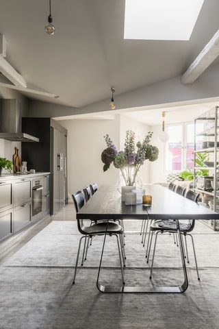 Stort kök med inredning från Ballingslöv,  Mieleprodukter och plats för långbord