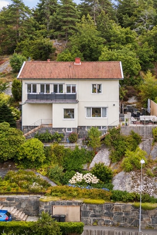 Funkisvilla med spektakulär panoramautsikt, tidlös arkitektur och ikoniska detaljer från 1936
