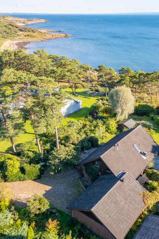 Strandvilla på högt  & spektakulärt läge  med panoramautsikt över havet