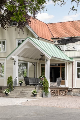 Exklusiv sekelskiftesvilla på högt och grönskande läge - med ljusa salonger och sjöglimt