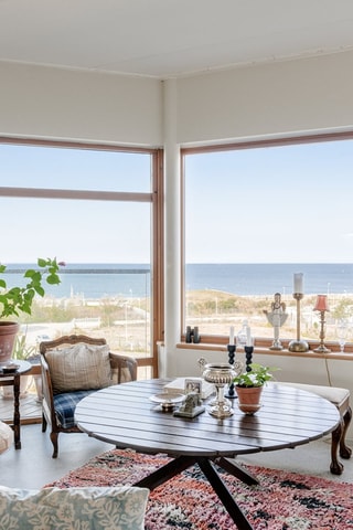 Ostörd utsikt över Öresund genom panoramafönster i gavel