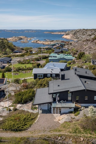 Högt läge cirka 200 meter från klippstranden i Korshamn