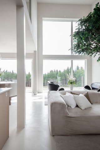 Bjurfors Beyond presenterar en exklusivt nyproducerad villa med modernistisk arkitektur.