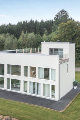 Den sensationella treplansvillan om 215 kvm byggdes så sent som 2023.