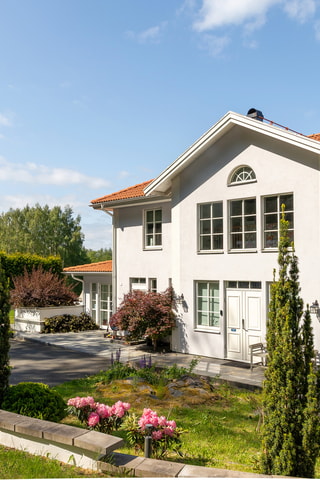 Exklusiv villa från Götenehus, klassisk herrgårdsstil, moderna inslag, tidlös elegans.