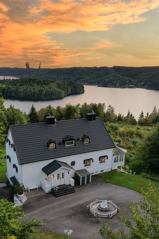Bjurfors Beyond presenterar en magnifik villa på högt läge, med fri panoramautsikt och poolområde.