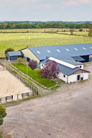 Stor grusad gårdsplan ger plats för fler grushagar och fordon