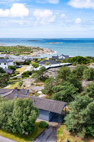 På högt, fritt och soligt läge i Kullsvik, "med badrocksavstånd" från stranden och båthamnen...