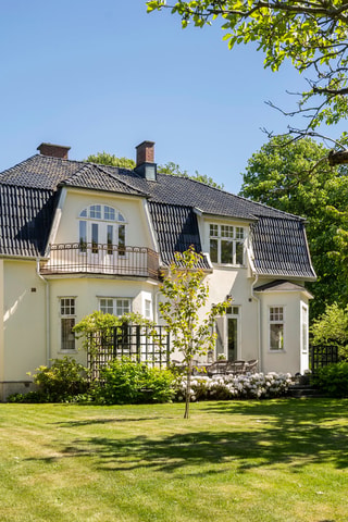 Villa Majhem uppfördes 1915 efter ritningar av arkitekt Ola Andersson i Helsingborg.