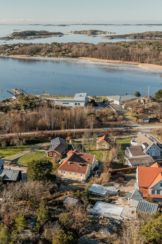 Villan har en stor, privat och uppvuxen trädgård med friggebod, dubbelgarage o stora gräsytor