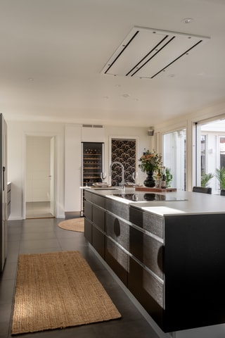 I vinkel ansluter det stora och strålande ljusa köket med glaspartier i två väderstreck