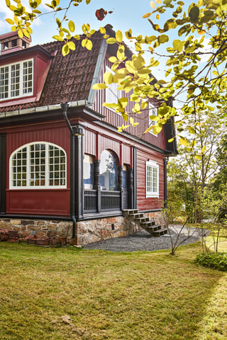 En trappa leder ner till trädgården och kvällssolen.