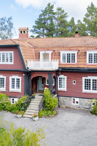 Andlöst vacker villa i nationalromantisk stil med ljusa rumsvolymer och bevarade detaljer