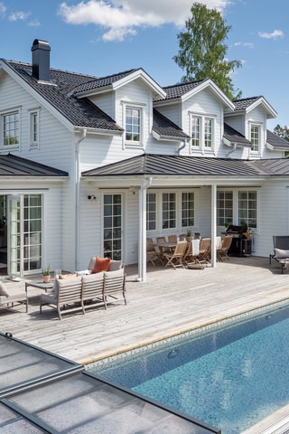 Tidlöst ljus och elegant villa i New England-stil med exklusiv designlinje, poolområde och gästhus