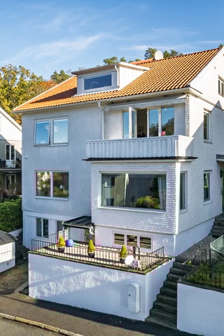 Bjurfors Beyond presenterar en stor och ljus funkisvilla med 12 rum och gästhus