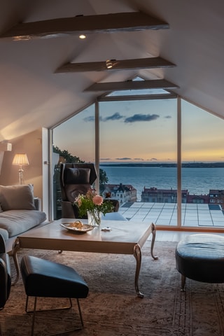 Enastående panoramavyer från våningen allra högst upp i villan