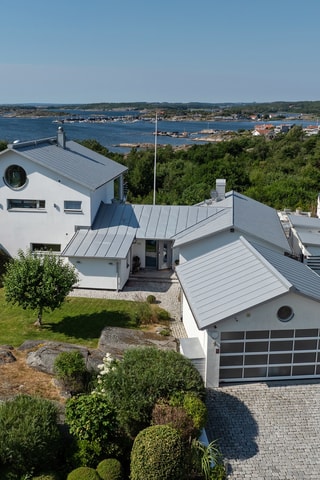 Uppseendeväckande villa med tidlöst ren arkitektur...