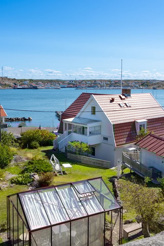 Vacker skärgårdsvilla på högt läge över kajen