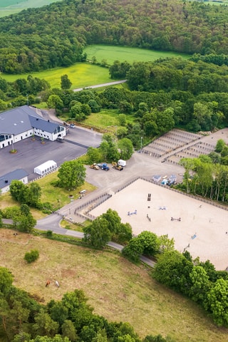 Närhet till grushagar och ridbana från stallet