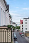 Från vardagsrummet nås bostadens balkong, vilken vetter ut mot Aschebergsgatan och erbjuder en vacker utsikt över sundet.