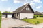 Stor generös infart med garage och carport