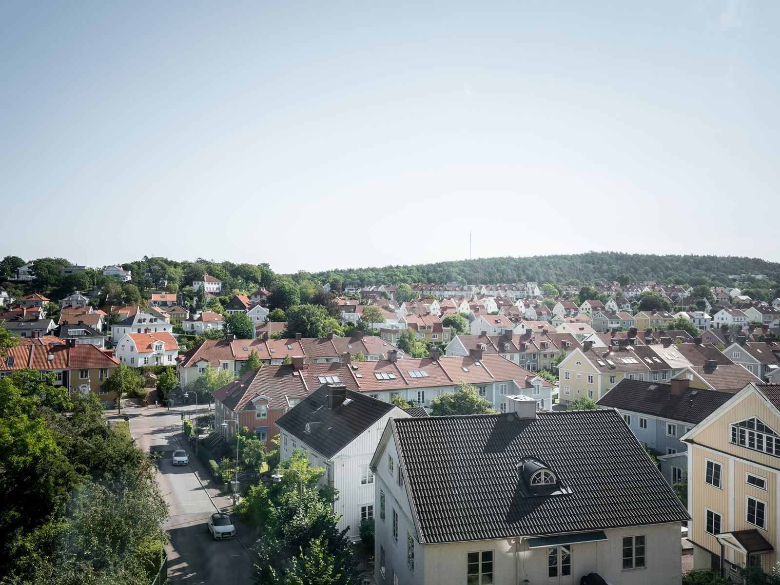 Slående utsikt över trädtoppar och Örgrytes villakvarter (bild från våning 4). Jakobsdalsgatan 3 - Bjurfors