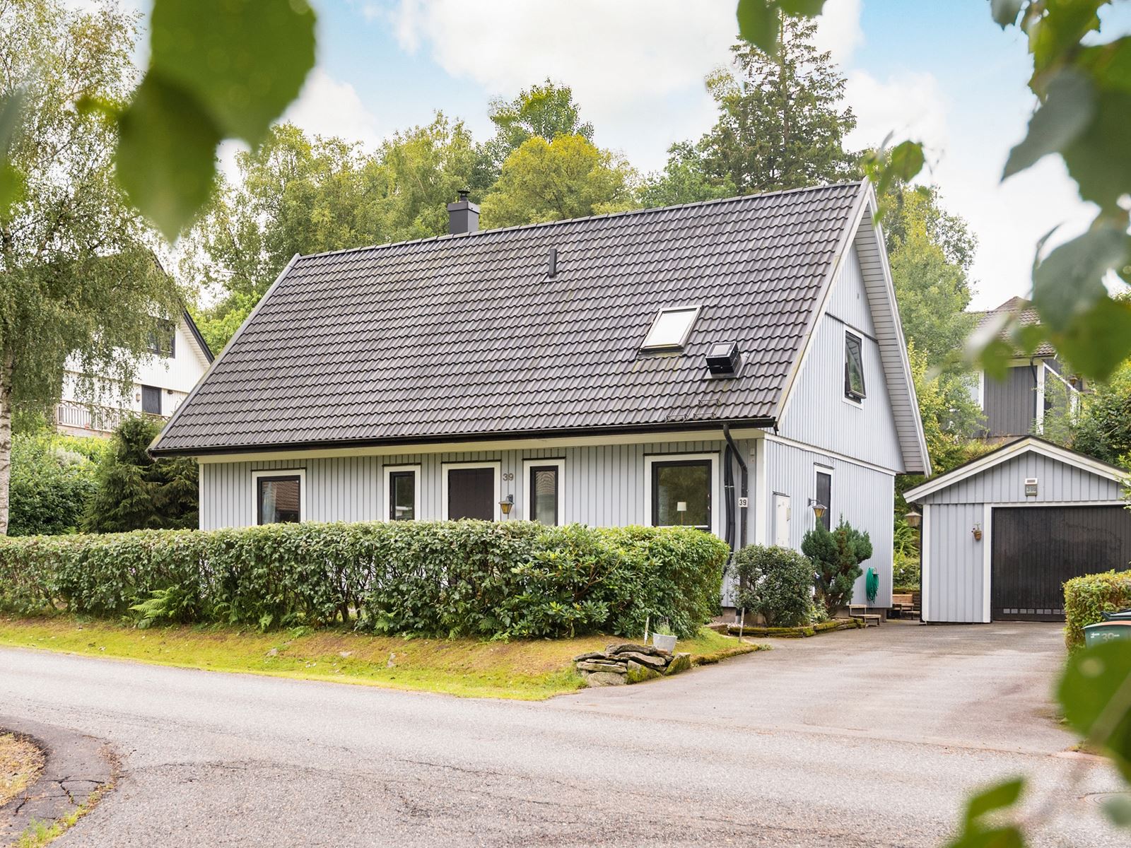 Välkomna till denna väl omhändertagna villa med fristående garage på Björsaredsvägen 39B!. Björsaredsvägen 39B - Bjurfors