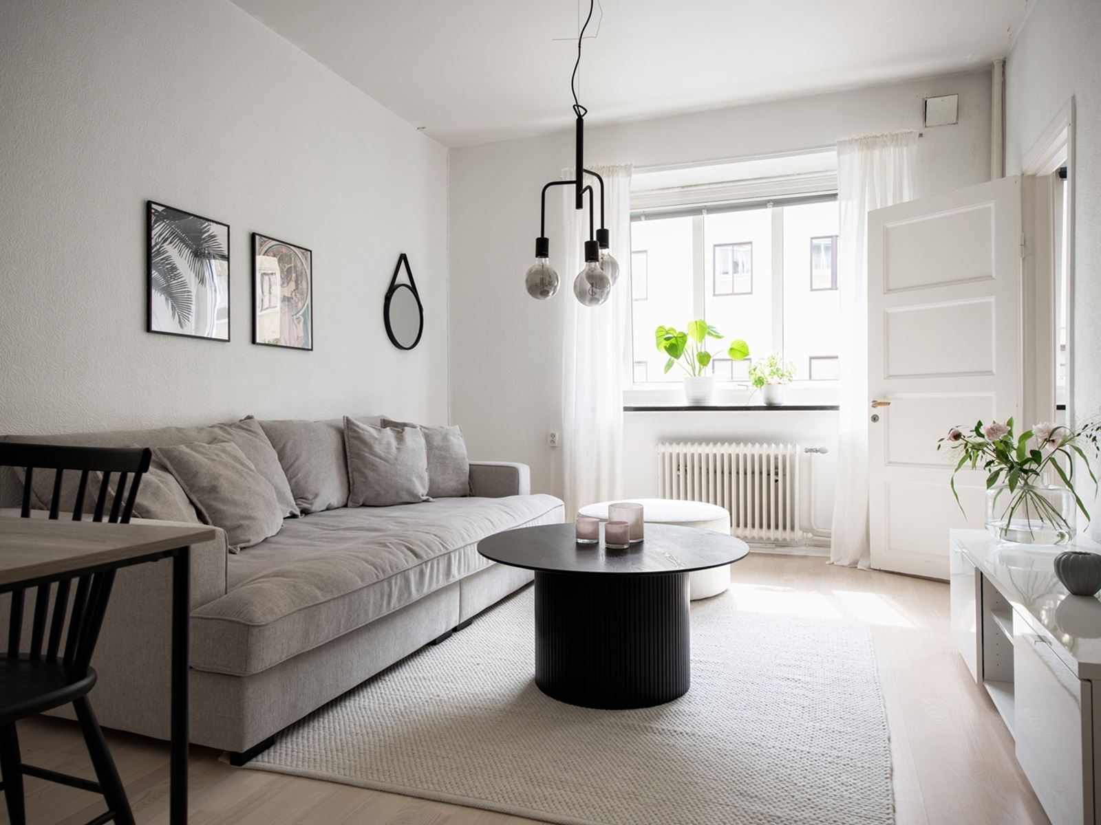 Här finner man ett rymligt vardagsrum som är enkelt att möblera. Brunkebergsgatan 3B - Bjurfors