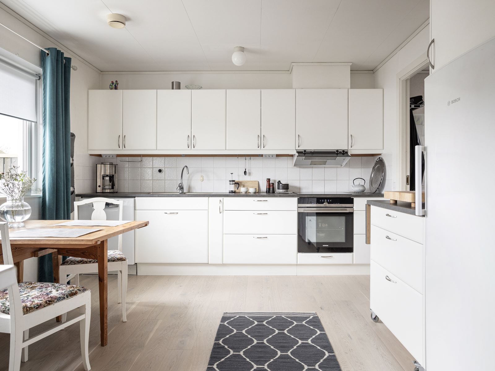 Uppdaterat kök med nya golv och köksluckor. Smalbacksvägen 12 - Bjurfors