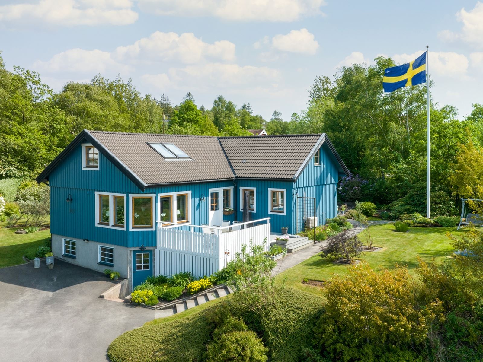 Längs med lugna Hjälmavägen ligger ett vackert blått hus med välskött tomt. Hjälmavägen 111 - Bjurfors