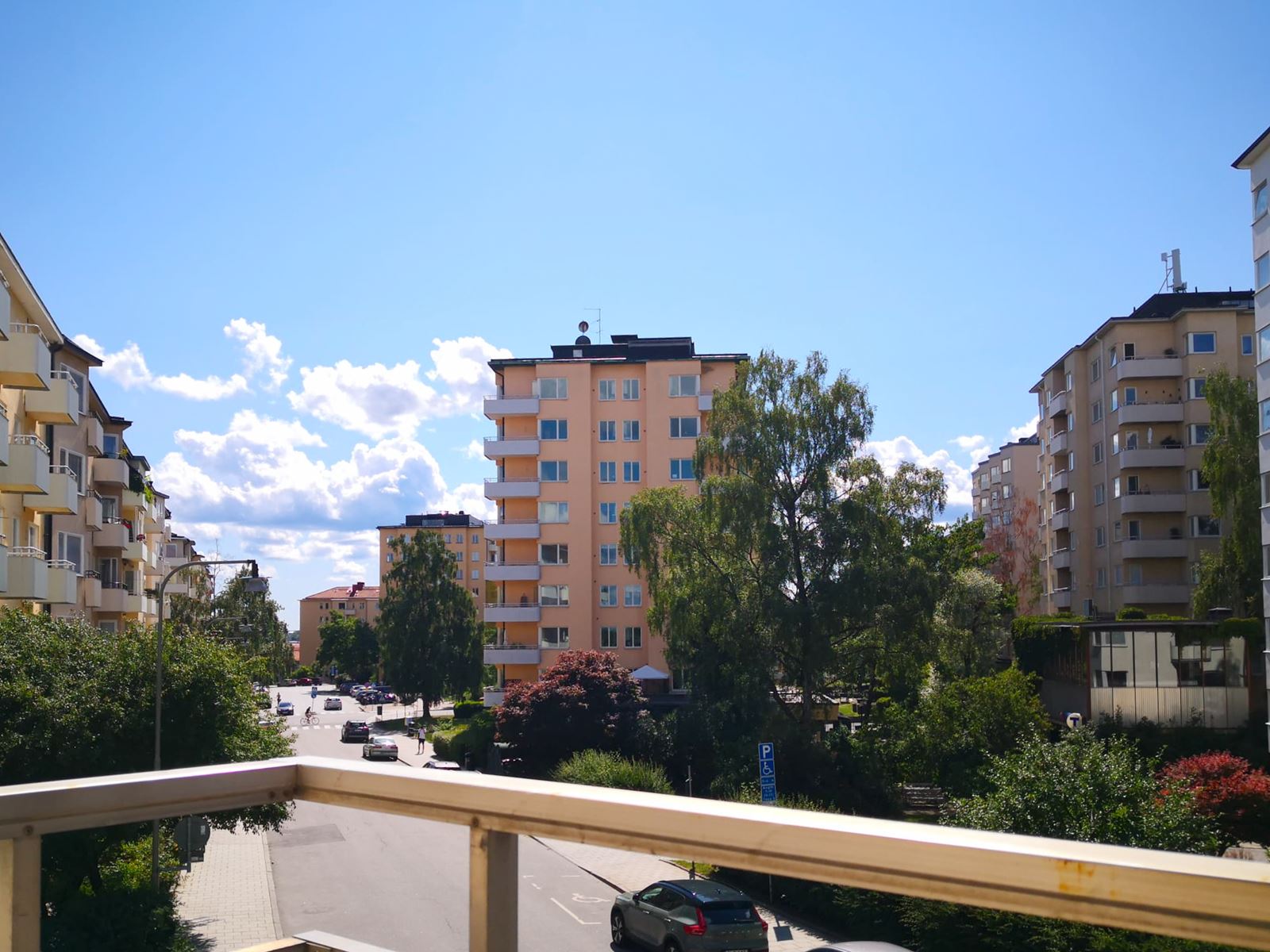 Säljarens bild från balkongen som vetter mot Smedsbacksgatan sommartid. Smedsbacksgatan 10 - Bjurfors