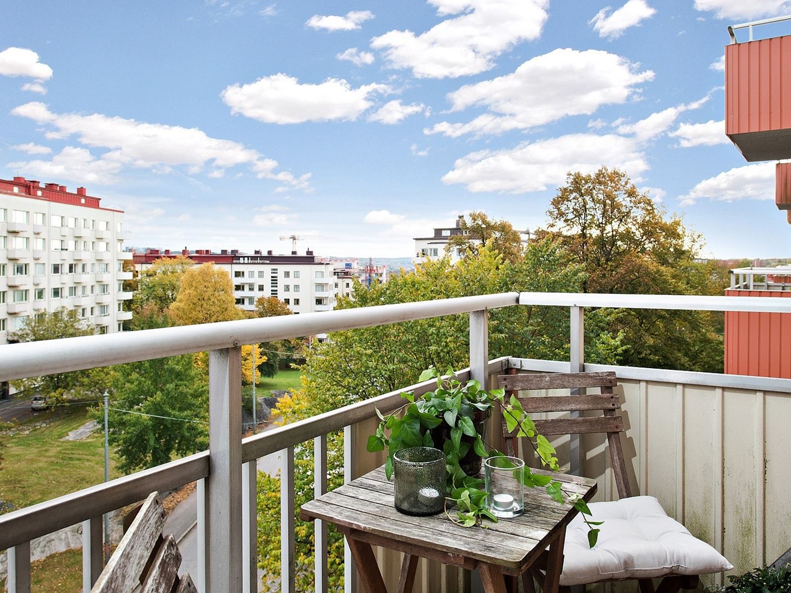 På den härliga balkongen kan man njuta av skön morgon- och förmiddagssol. Spaldingsgatan 1 - Bjurfors