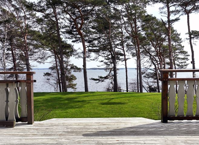 Bjurfors Beyond presenterar en strandvilla på högt och insynsskyddat läge. Banagrundsvägen 19 - Bjurfors