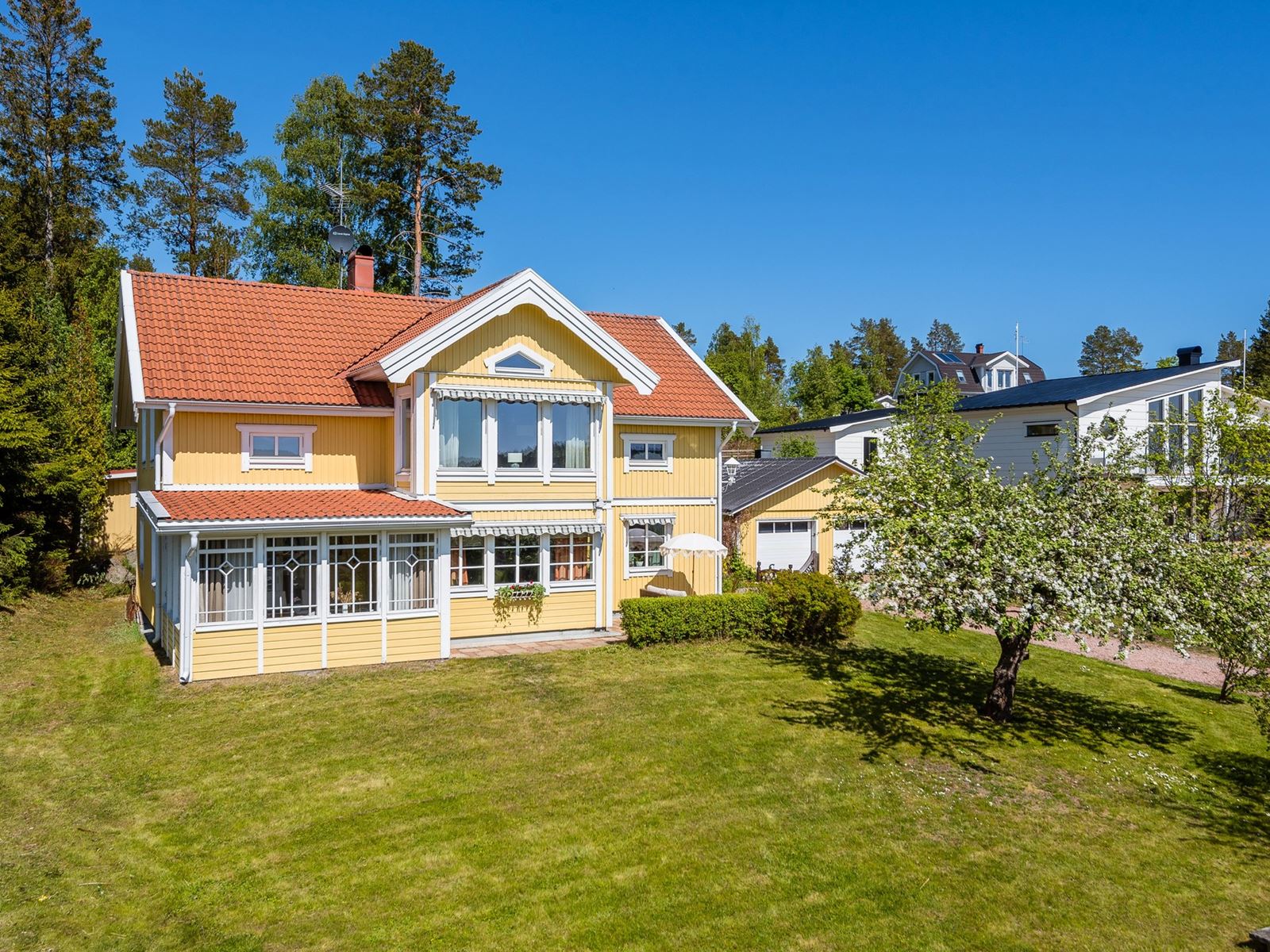 Villa i herrgårdsstil med dubbelgarage uppfördes år 2000. Juniskärsvägen 183 - Bjurfors