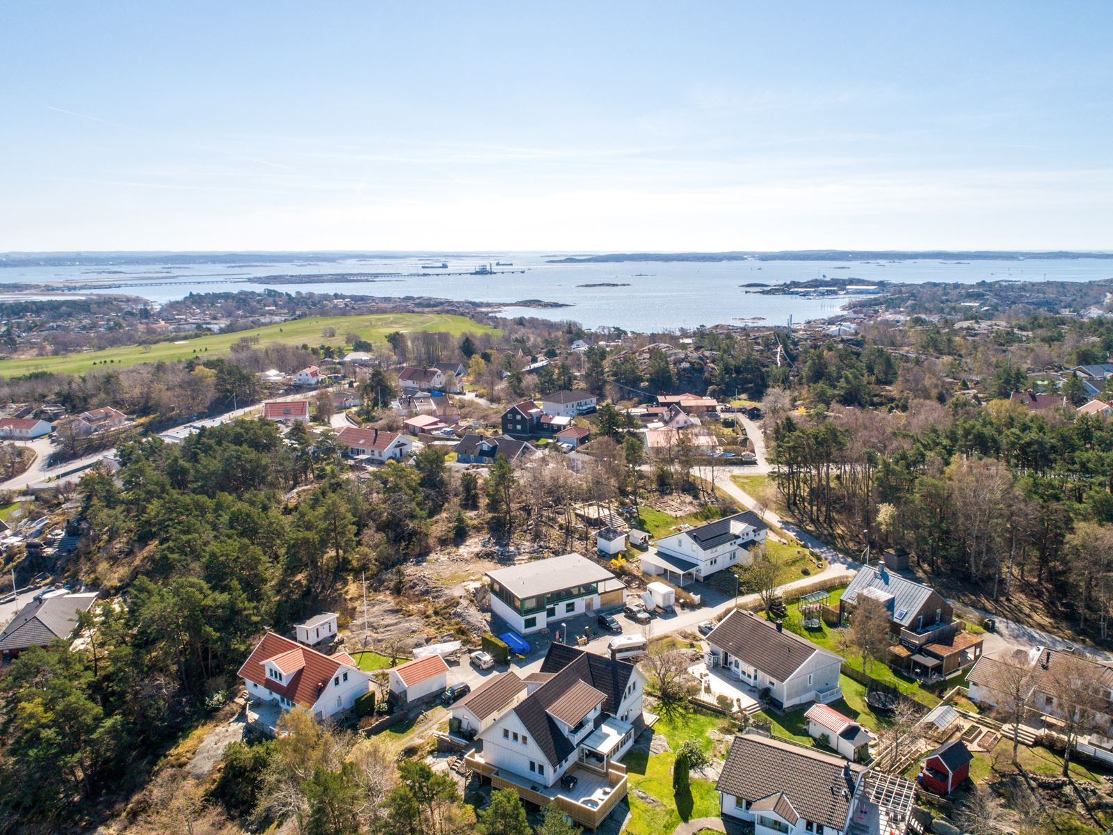 Tillfälle att förvärva en unik villa i havsnära Andalen. Myrbostigen 9A och 9B - Bjurfors