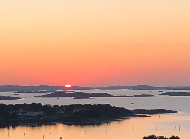 I solnedgången är atmosfären uppe på den höga branten över Brottkärrs hamn oerhört speciell. Brända berget 25B - Bjurfors