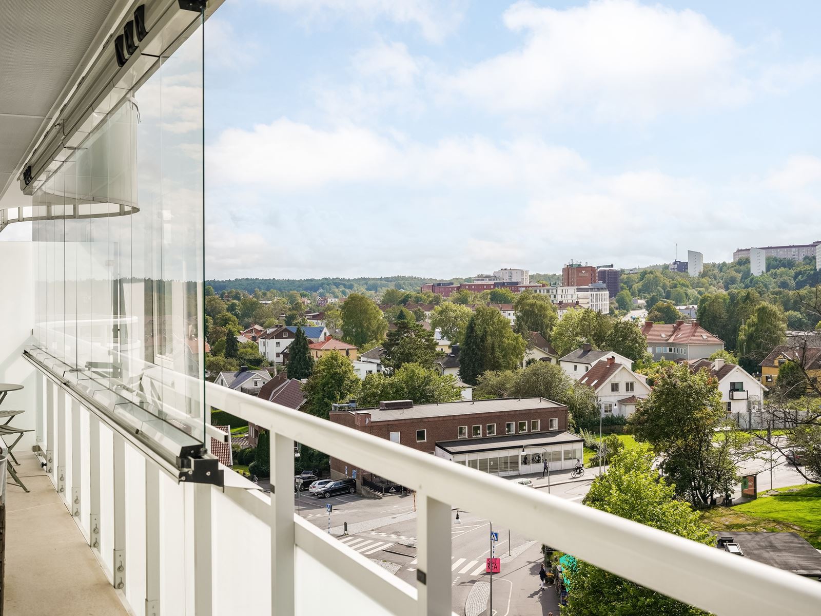 Från balkongen har man en vidsträckt utsikt över Johannebergs charmiga villaområde. Frida Hjertbergs Gata 1 - Bjurfors