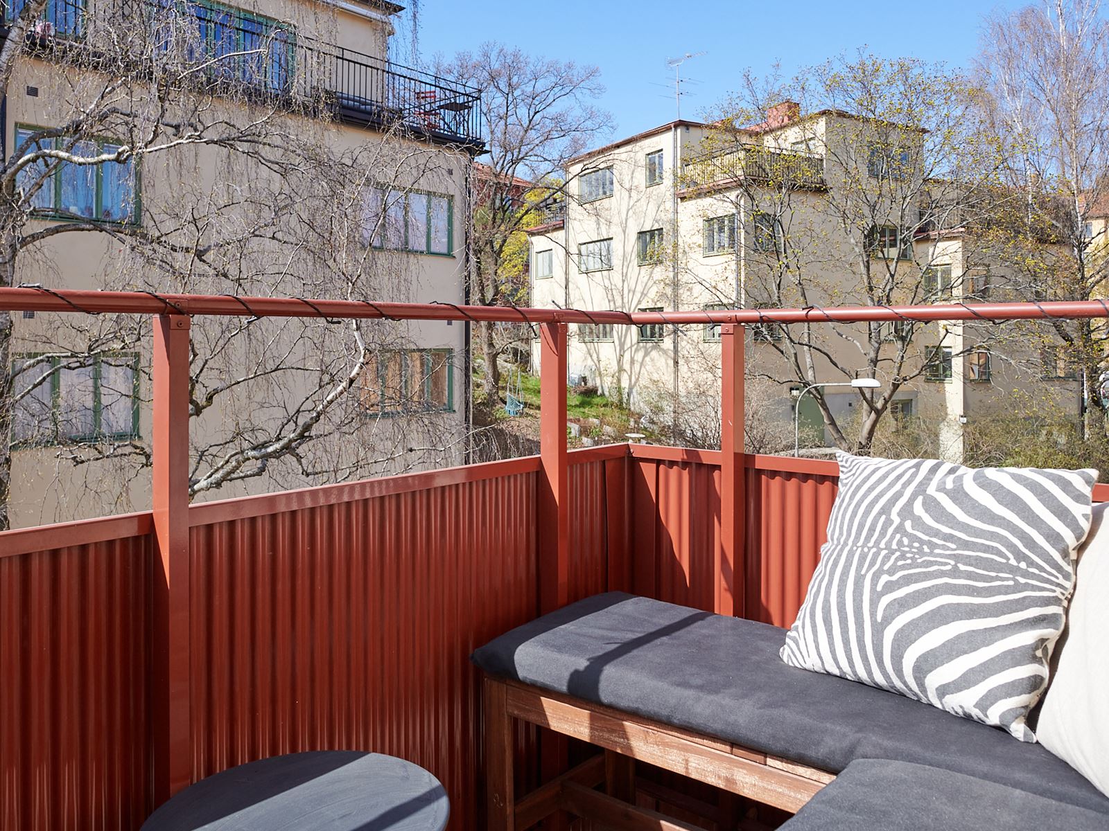 Soldränkt balkong med gott om plats för utemöbler och odlingar.. Johannesbergsgatan 3, 3 tr - Bjurfors
