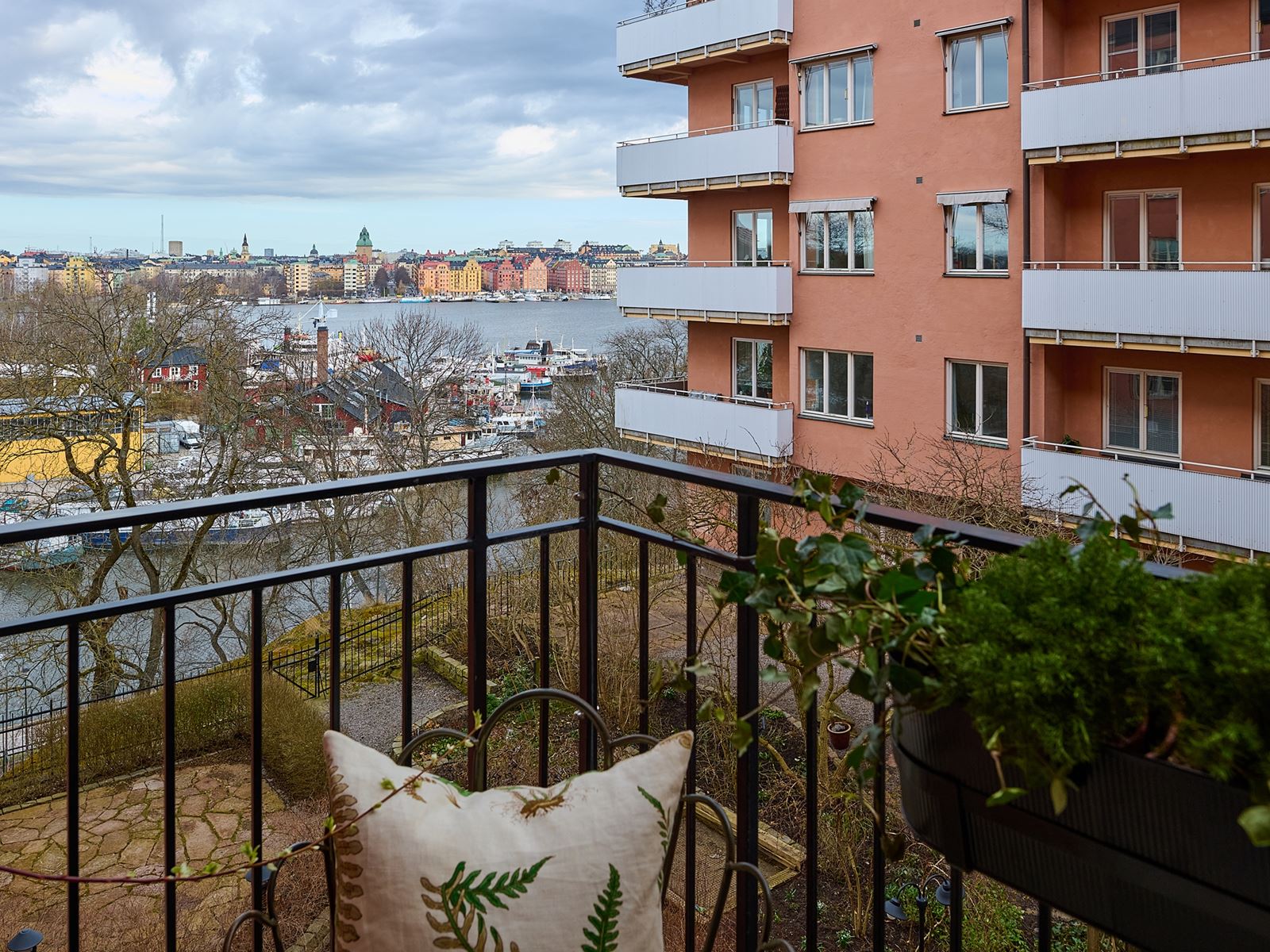 En av lägenhetens två balkonger med utsikt mot Riddarfjärden. Heleneborgsgatan 24 - Bjurfors