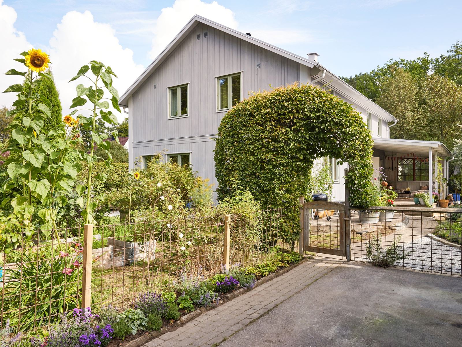 Välkomna till Bråta Ängsväg 6 - en karaktärsfull villa med stort garage. Bråta ängsväg 6 - Bjurfors