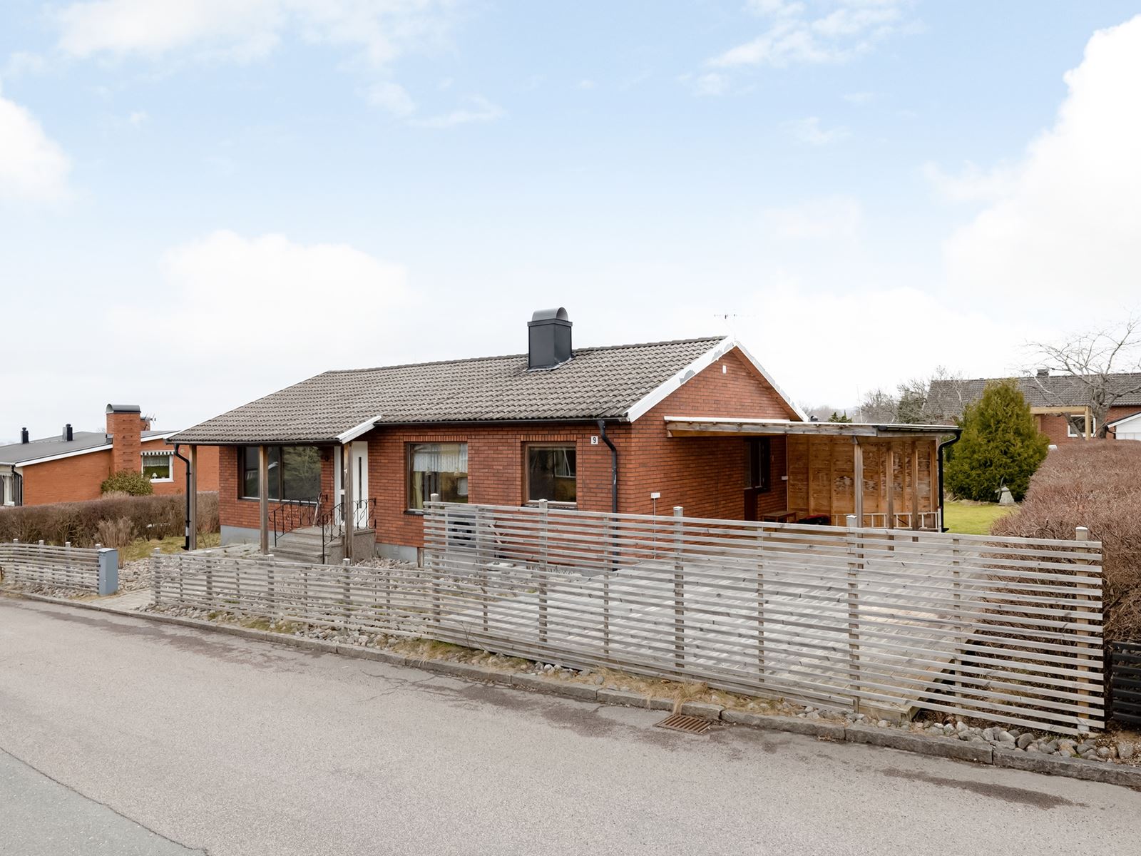 På Ekhagen och Nejlikebacken 9 presenteras en enplansvilla med källare och vind.. Nejlikebacken 9 - Bjurfors