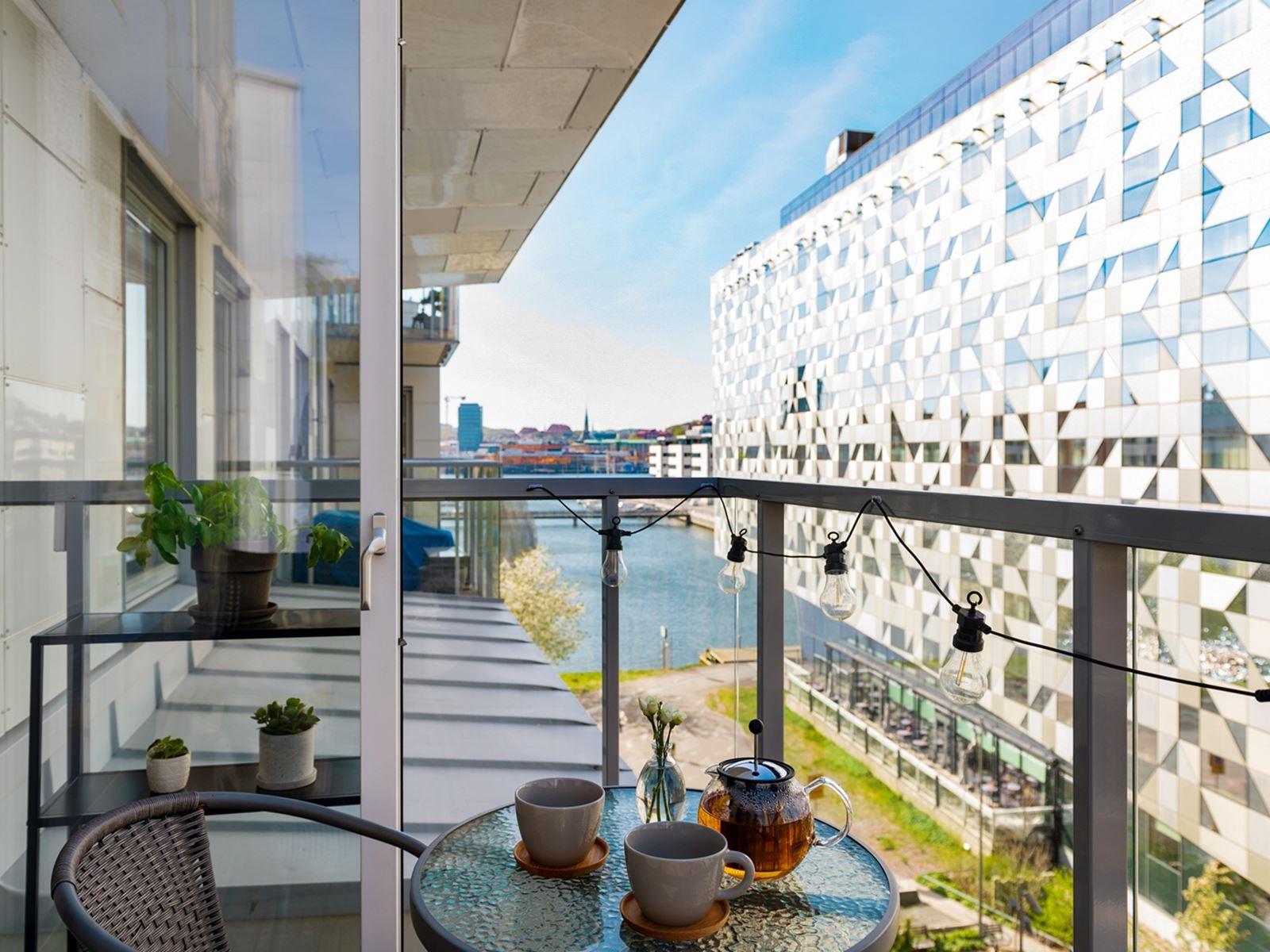 Den spegelblanka hotellfasaden reflekterar morgonsolen. Perfekt för frukost på balkongen.. Lindholmshamnen 36 - Bjurfors