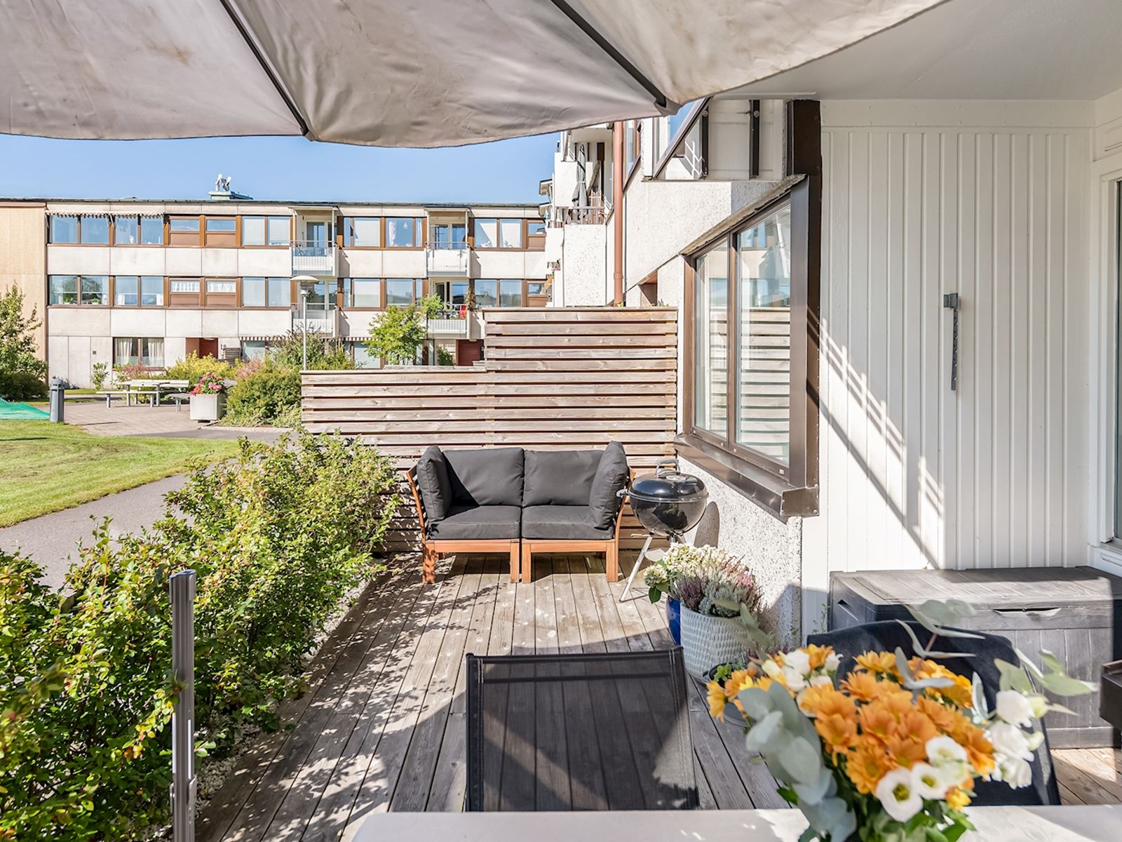 Välkommen till denna väldisponerade bostad med egen uteplats på Vita Fläcken. Solarvsplan 24 - Bjurfors
